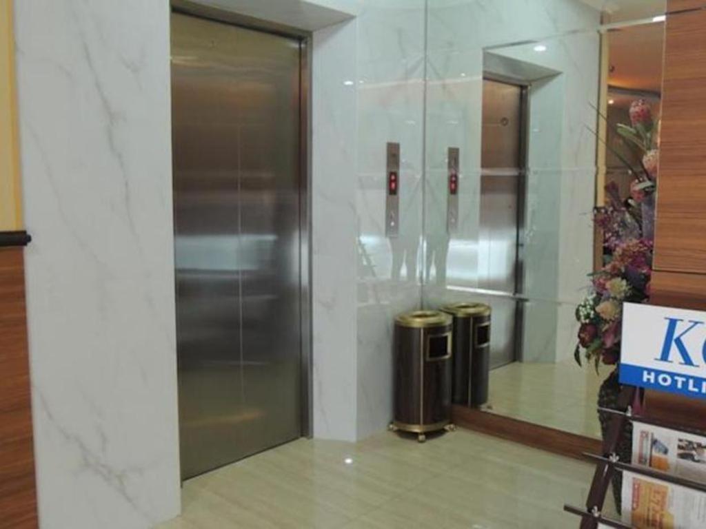 California Hotel Jakarta Exterior photo